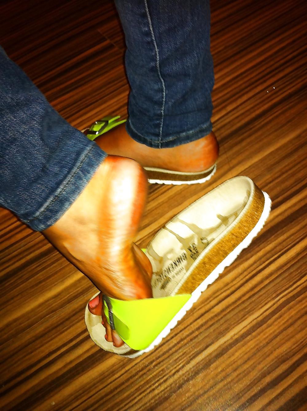 25P Sexy feet, footjobs and sandals