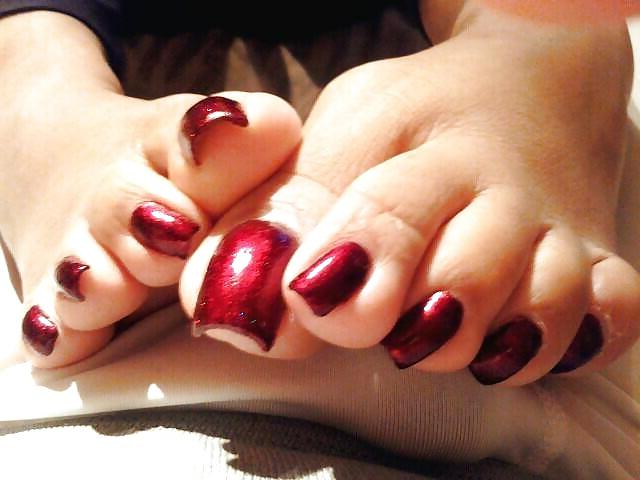 16P Feet and long toes