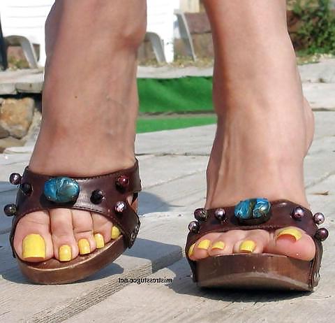 16P Feet and long toes