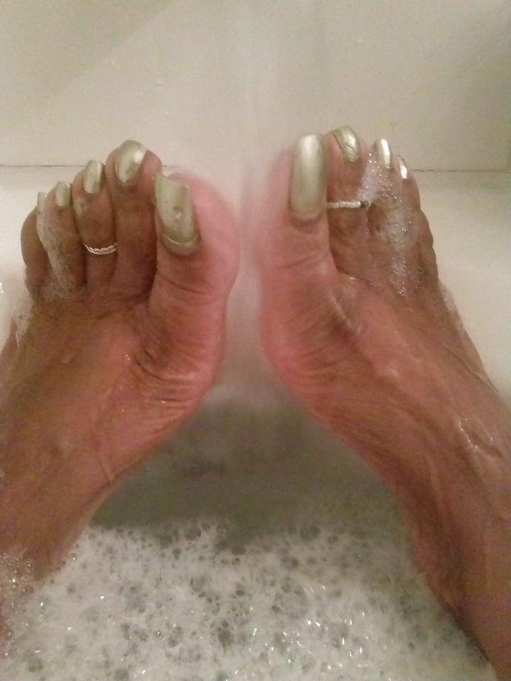 16P Feet and long toes