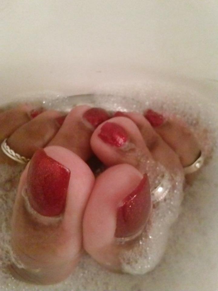 16P Feet and long toes