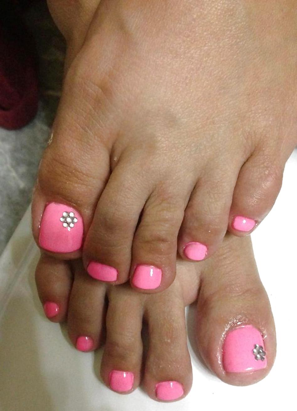 25P Female friend's feet