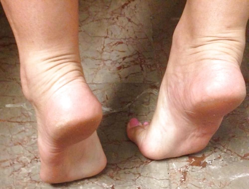 25P Female friend's feet