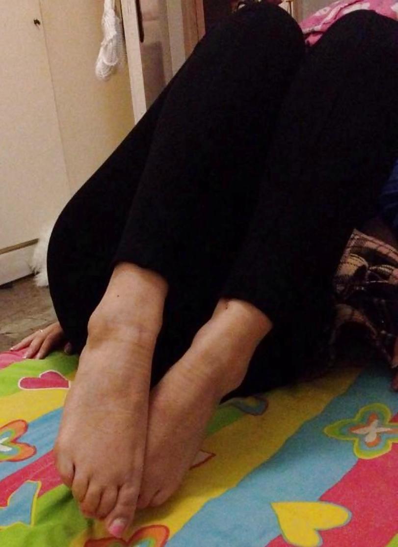25P Female friend's feet