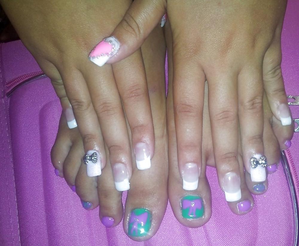 25P Female friend's feet