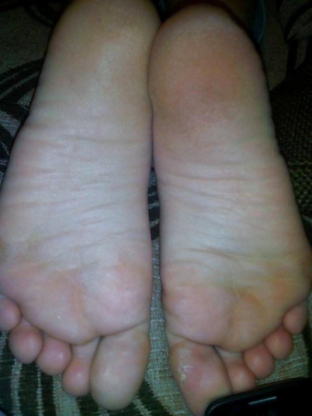 25P Female friend's feet