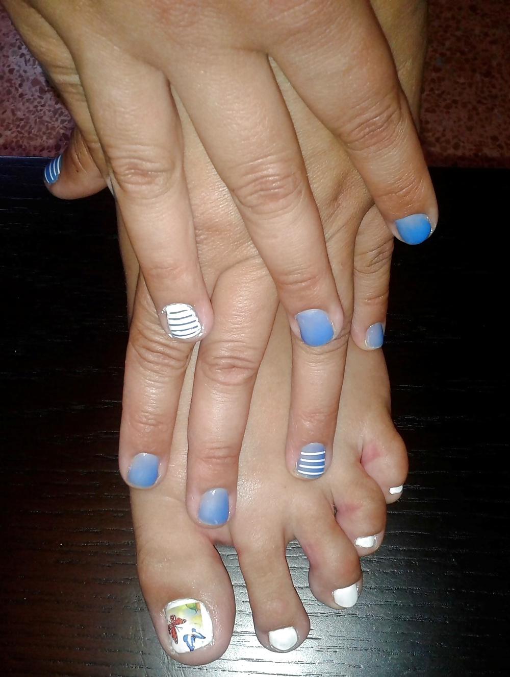 25P Female friend's feet
