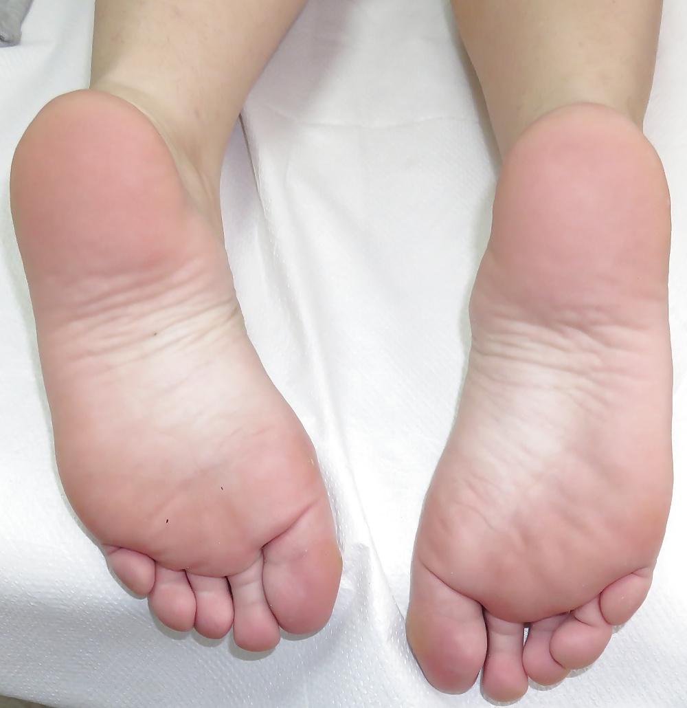 25P Female friend's feet