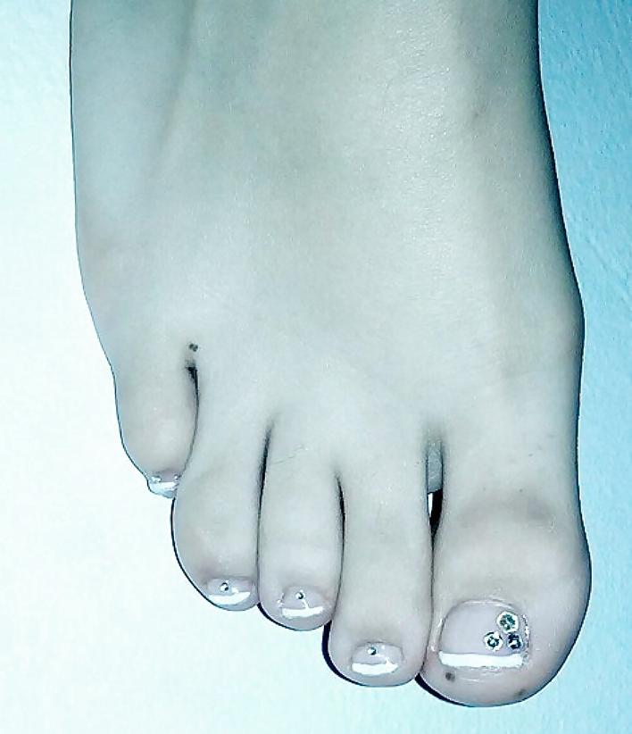25P Female friend's feet
