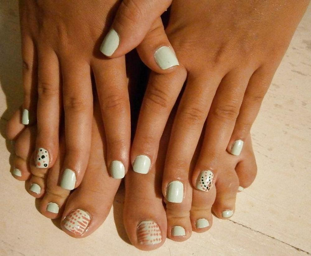 25P Female friend's feet