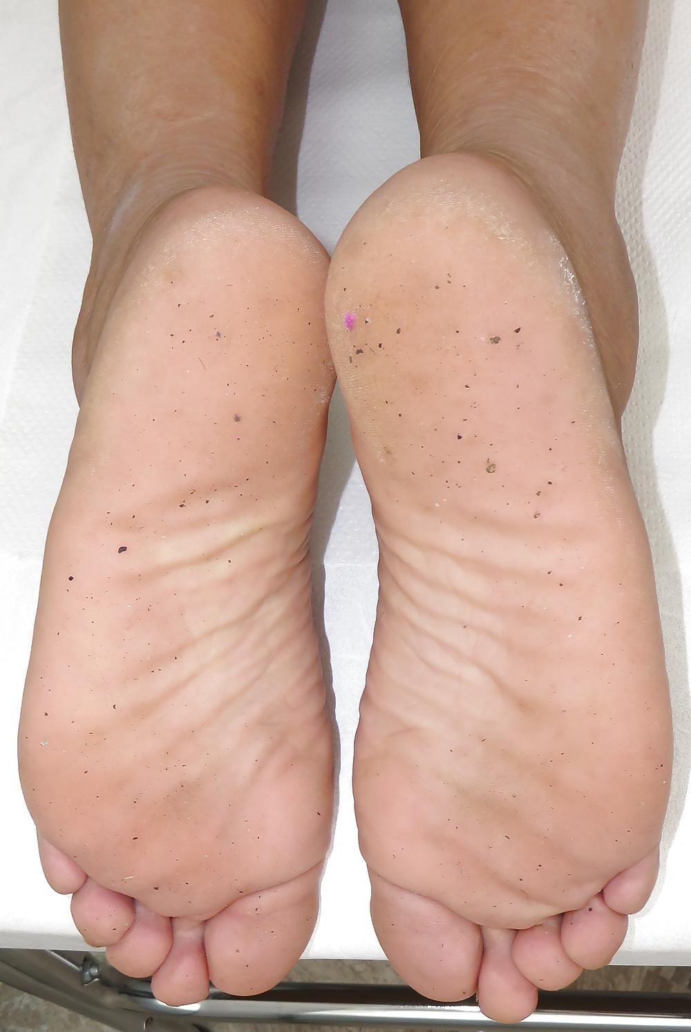 25P Female friend's feet