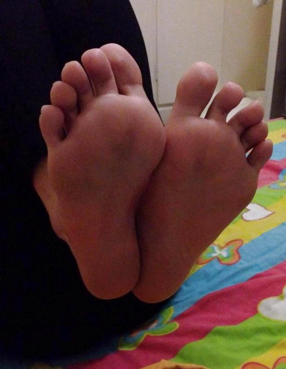 25P Female friend's feet