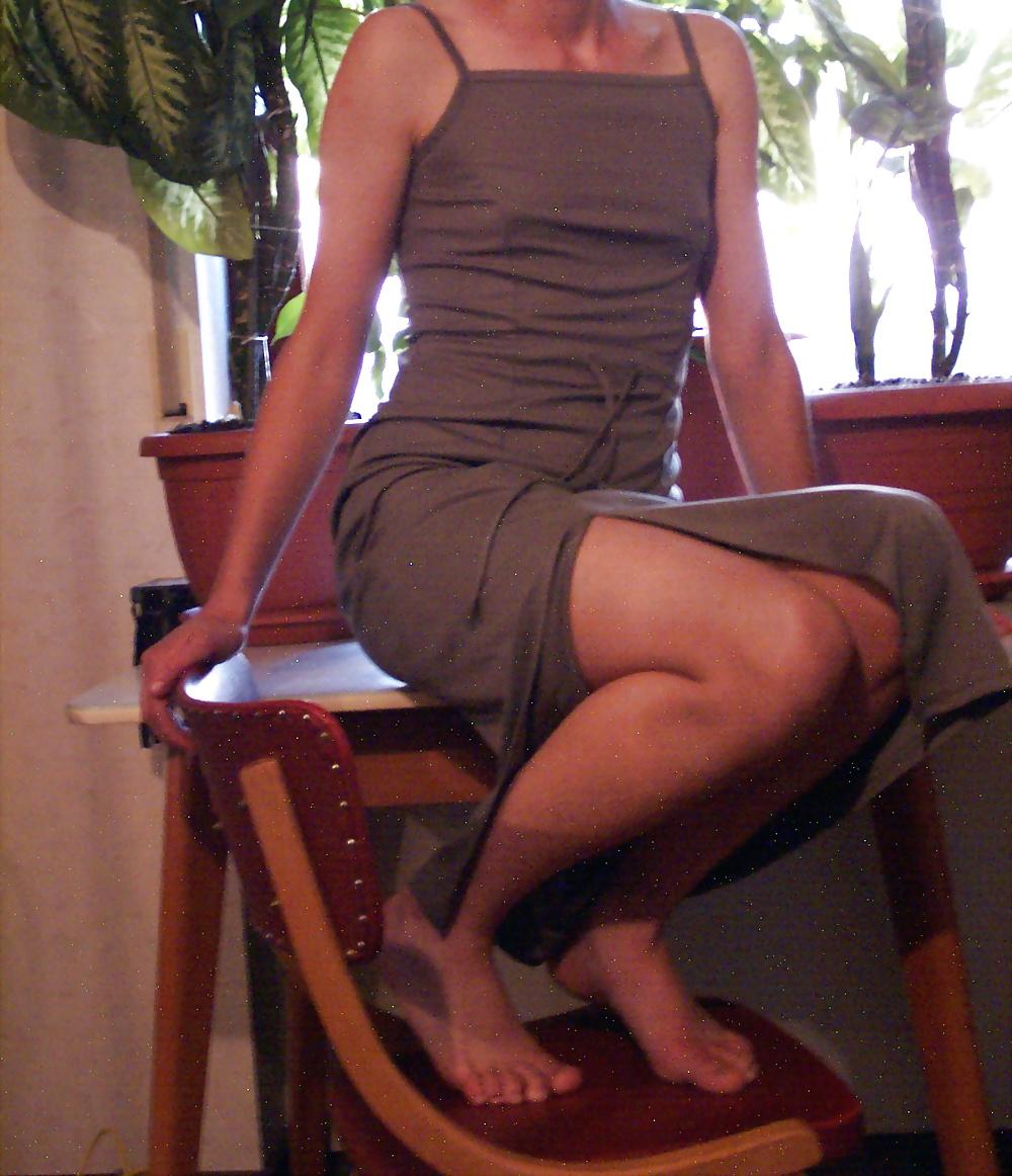 25P Ex wife feet, legs, ass and small tits, comment her!