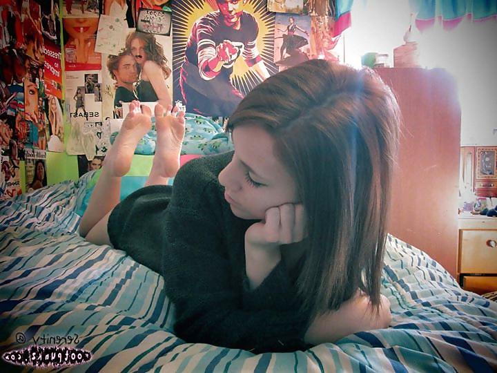 12P Sexy Bare Feet Teens
