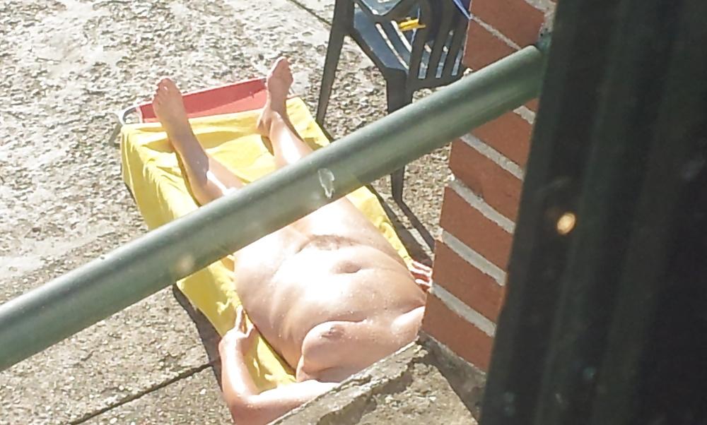 11P BECCATA LA TROIA DELLA VICINA A FARE TOPLESS + UN INTEGRALE
