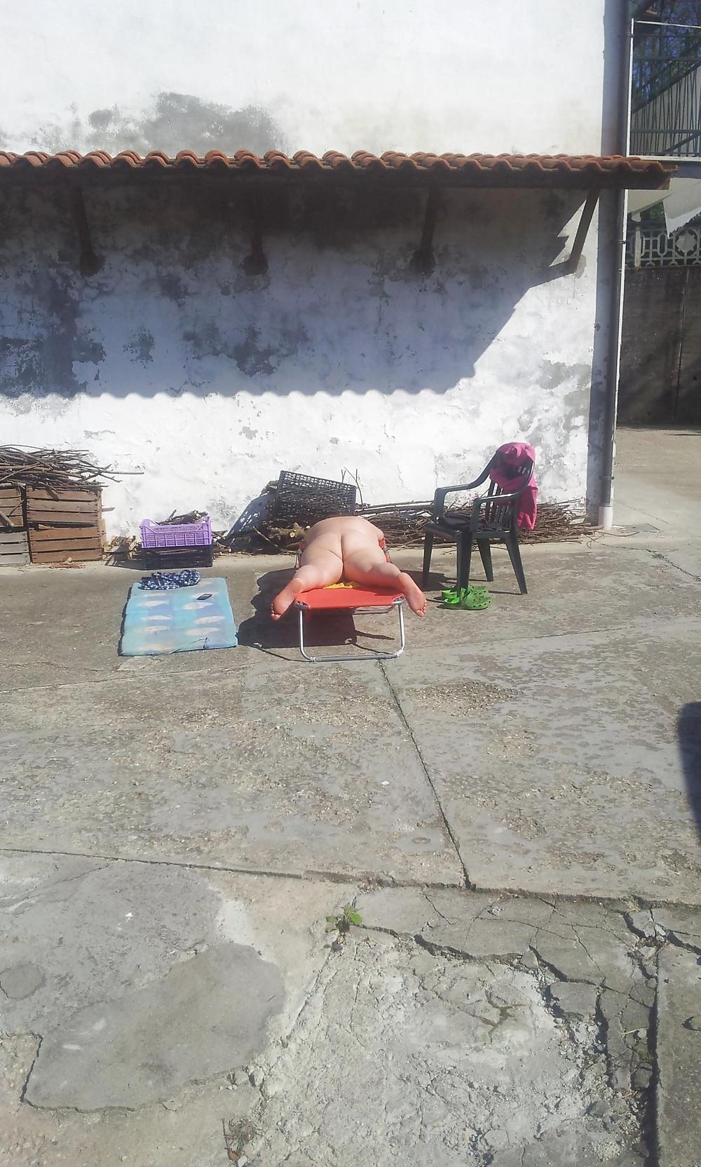 11P BECCATA LA TROIA DELLA VICINA A FARE TOPLESS + UN INTEGRALE