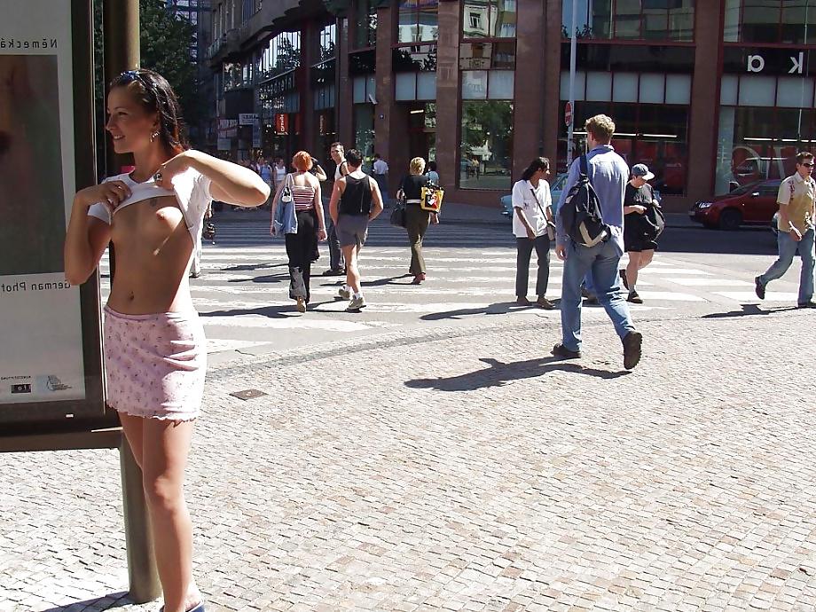 25P Nude In Public