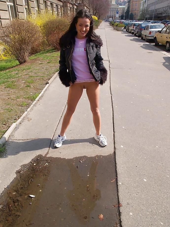 25P Nude In Public