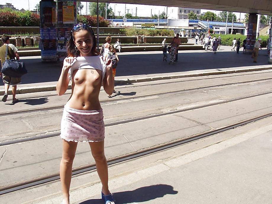 25P Nude In Public