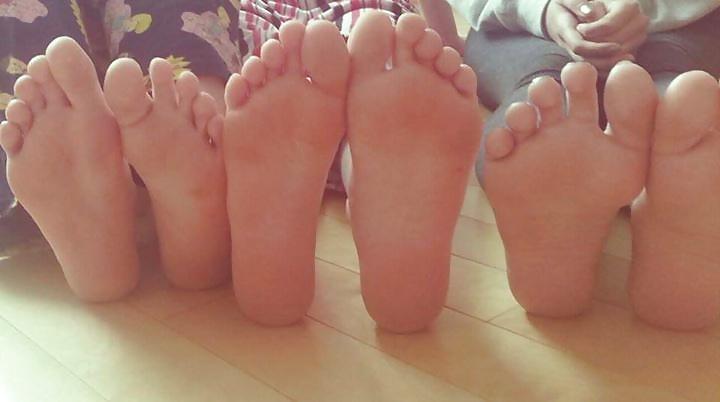 25P Sexy Teens Feet
