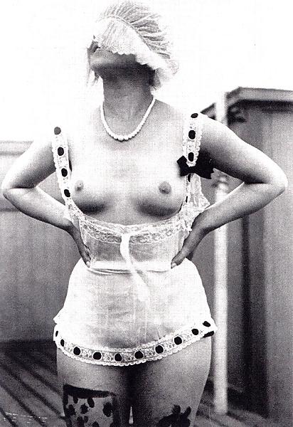 14P Mary Willumsen, first Female nude Photographer (1916)