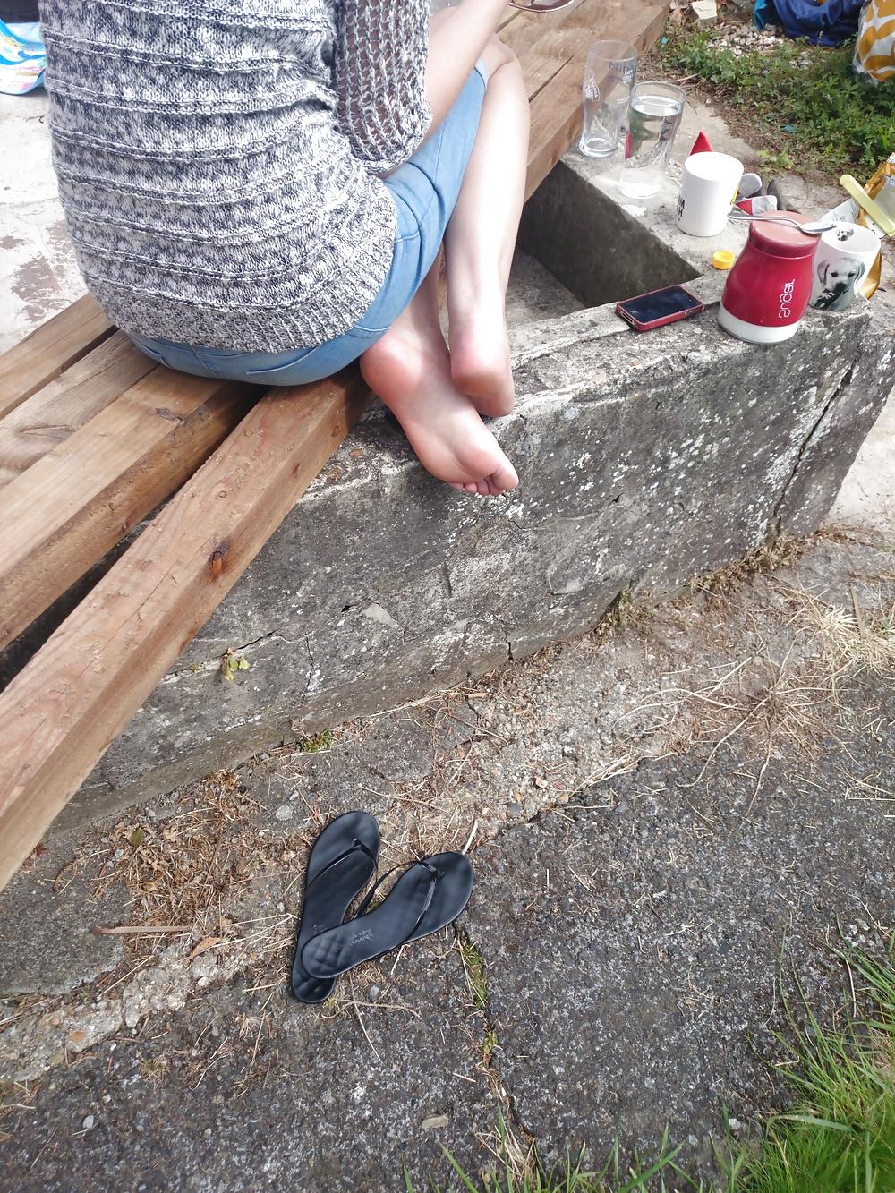 19P Candid neighbour in flip flops, toes and soles