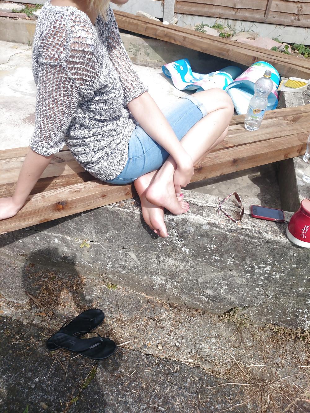 19P Candid neighbour in flip flops, toes and soles