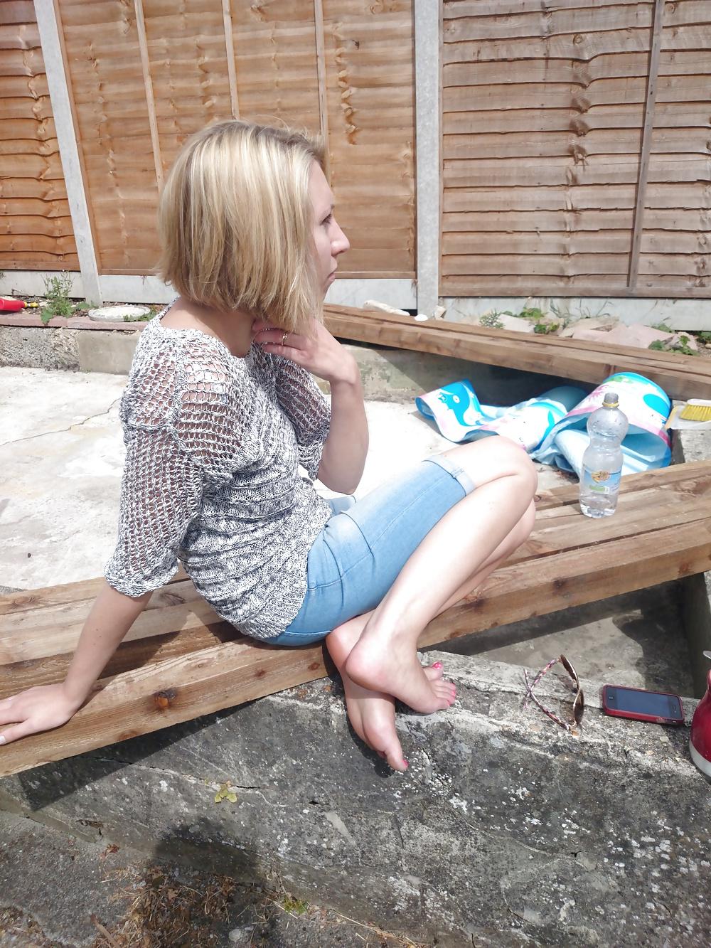 19P Candid neighbour in flip flops, toes and soles