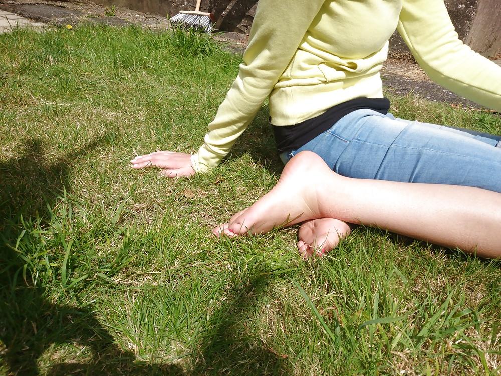 19P Candid neighbour in flip flops, toes and soles