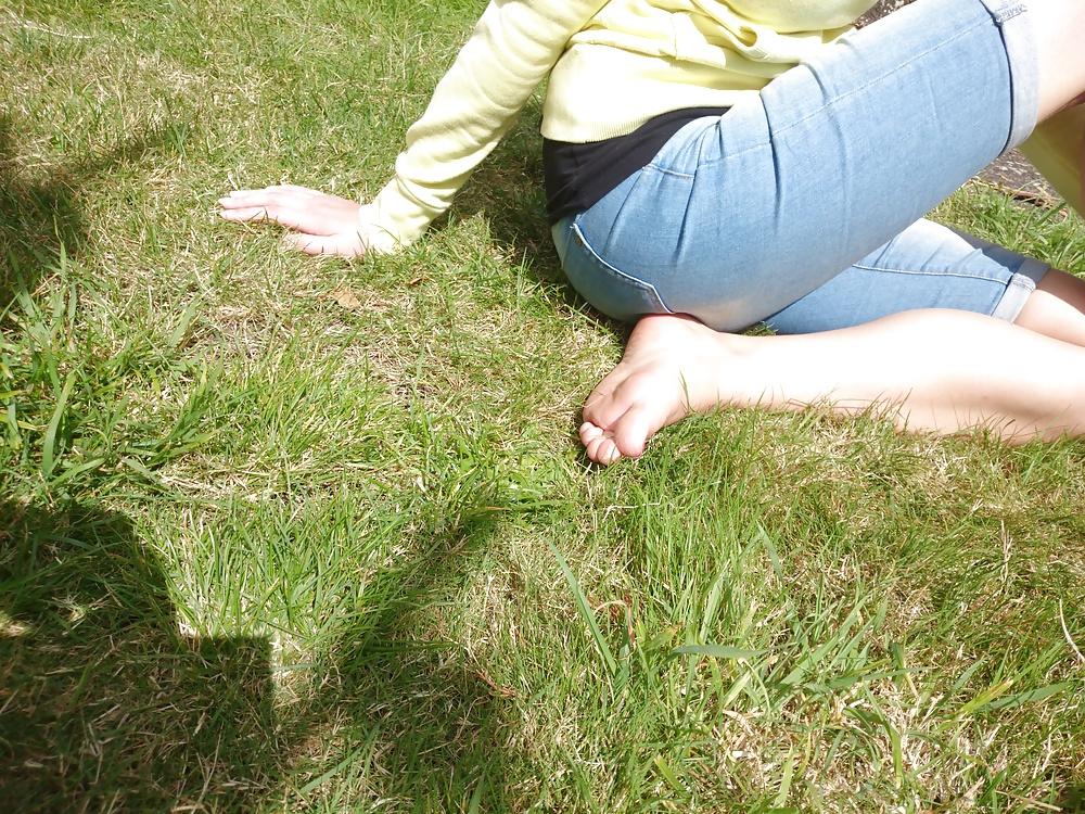 19P Candid neighbour in flip flops, toes and soles