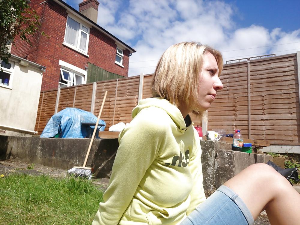 19P Candid neighbour in flip flops, toes and soles