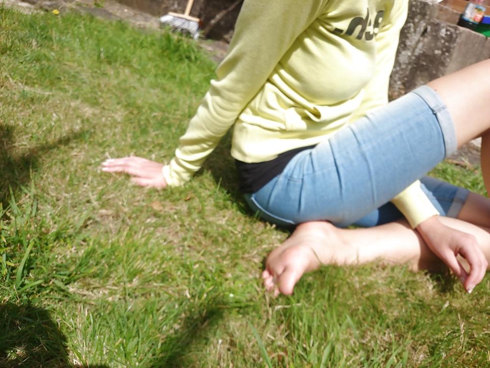 19P Candid neighbour in flip flops, toes and soles