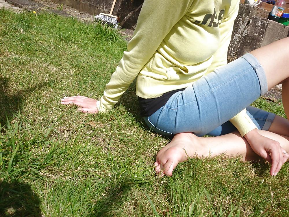 19P Candid neighbour in flip flops, toes and soles