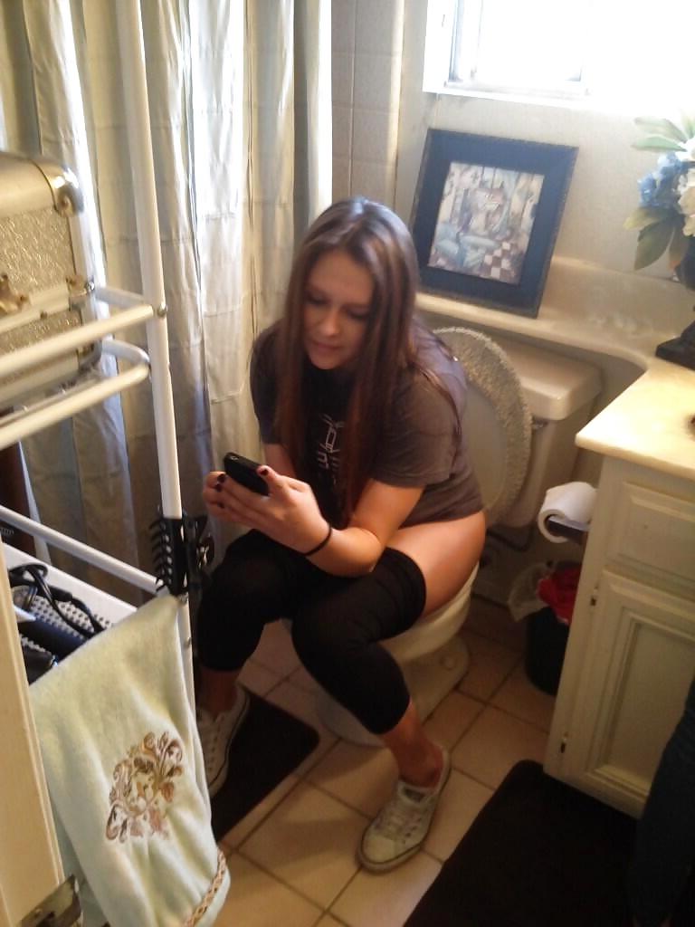6P Women and toilet