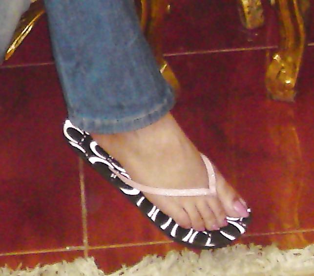 25P Arab feet