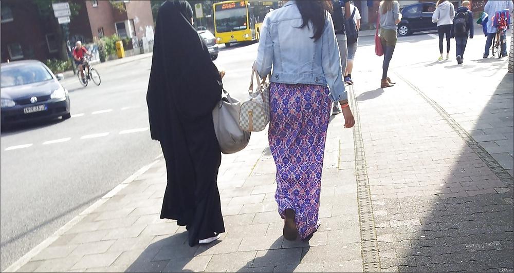 25P Arab feet