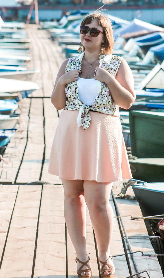 20P Curvy plump babe