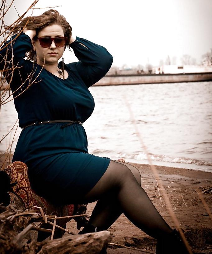 20P Curvy plump babe