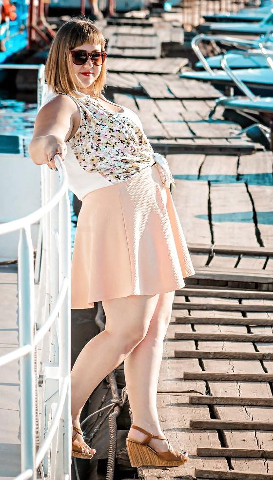 20P Curvy plump babe