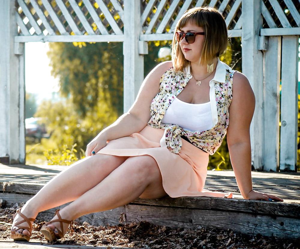 20P Curvy plump babe