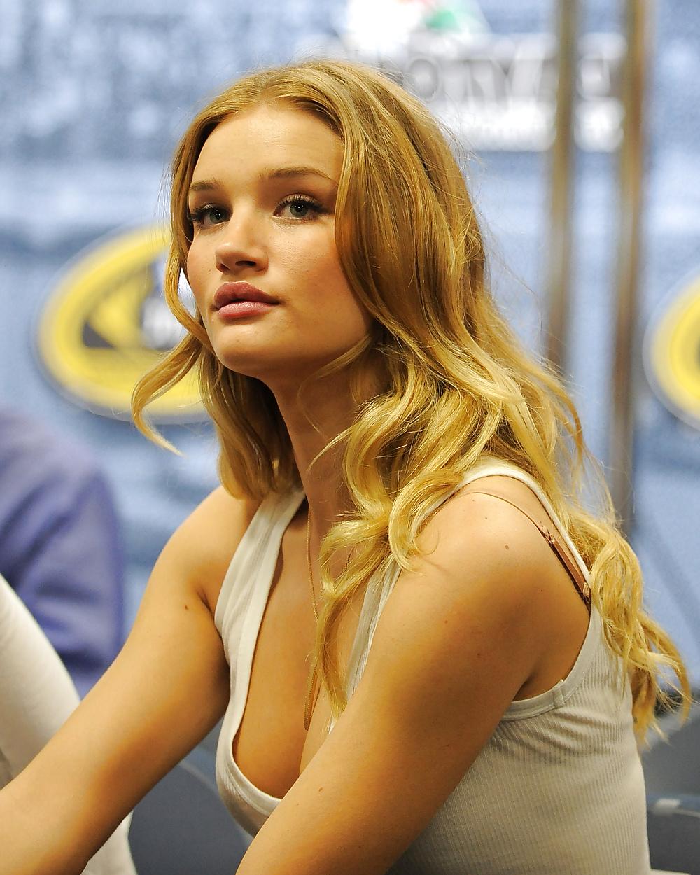 25P Rosie Huntington Whiteley - First Class Goddess