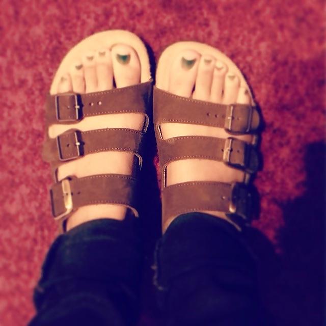 25P Birkenstock Shoes n Feet 7