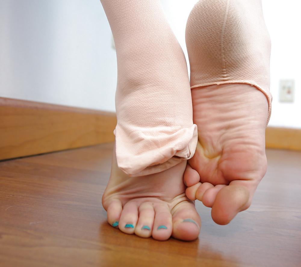 25P SEXY YOUNG FEET AND TOES UP CLOSE