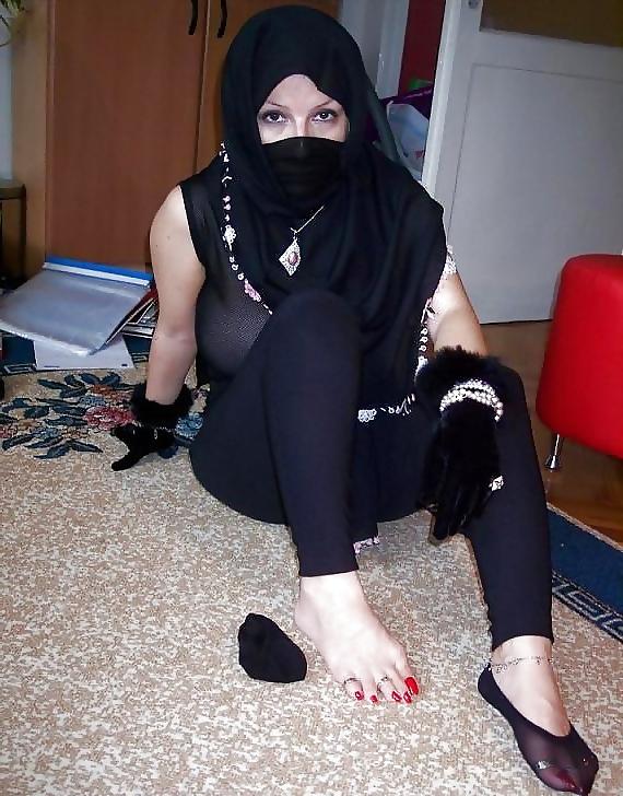 25P Arab girls feet