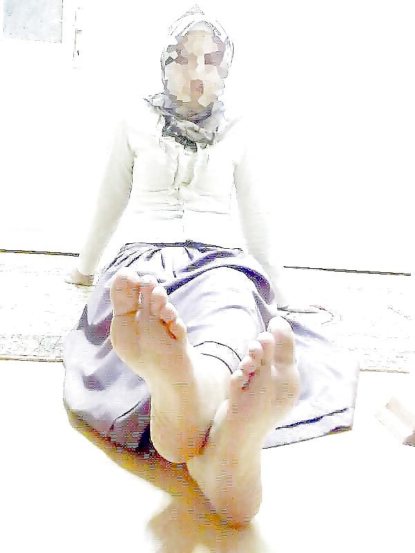 25P Arab girls feet