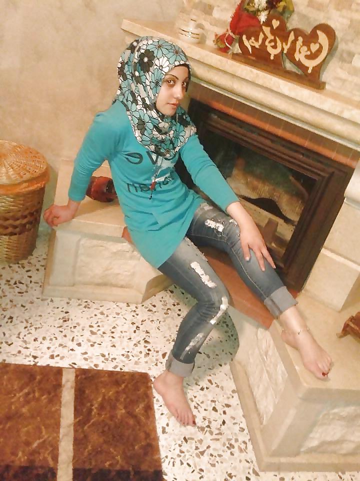25P Arab girls feet