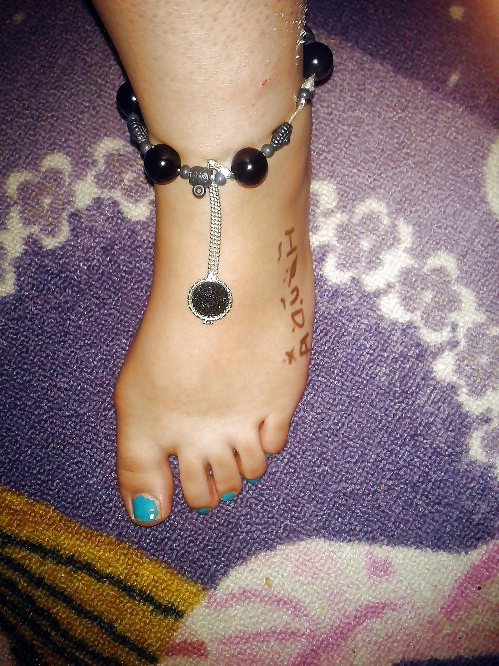 25P Arab girls feet
