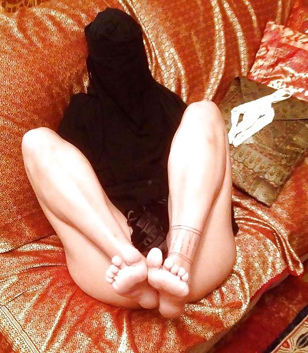 25P Arab girls feet