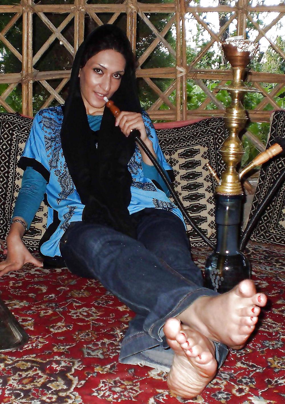 25P Arab girls feet