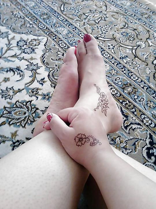 25P Arab girls feet